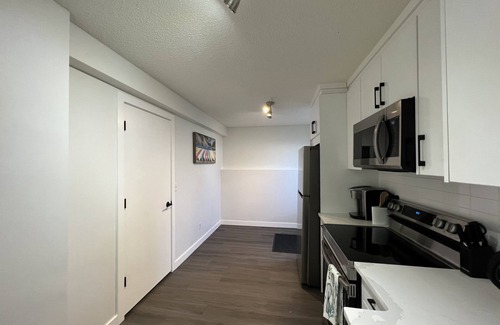 Calgary House | Cozy 3 beds Suite Near Calgary Airport, Quiet, Clean & Convenient Sleeps 7