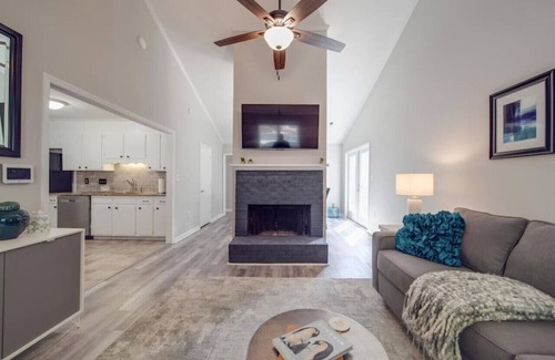 Biddleville House | Cozy 3-BR Bungalow—City Views—Fire Pit—Football!