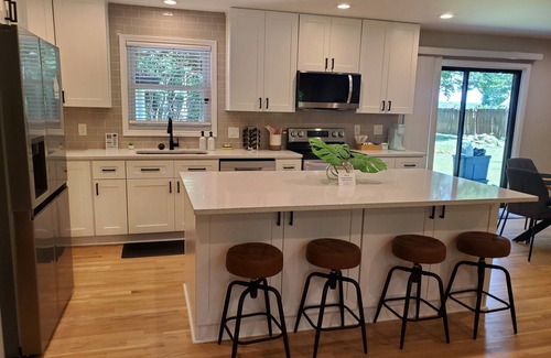 Peachtree City House | Cozy 3 BR in center of town w/work space. Walking distance to main attractions
