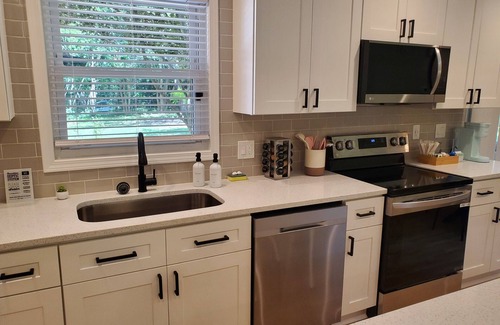 Peachtree City House | Cozy 3 BR in center of town w/work space. Walking distance to main attractions