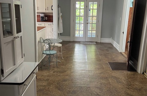 Selma House | Cozy 3 BR in Historical District with screened in porch. Newly remodeled.