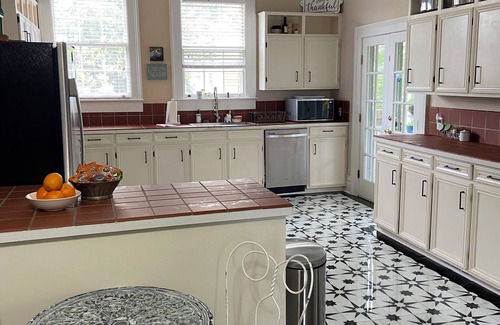 Selma House | Cozy 3 BR in Historical District with screened in porch. Newly remodeled.