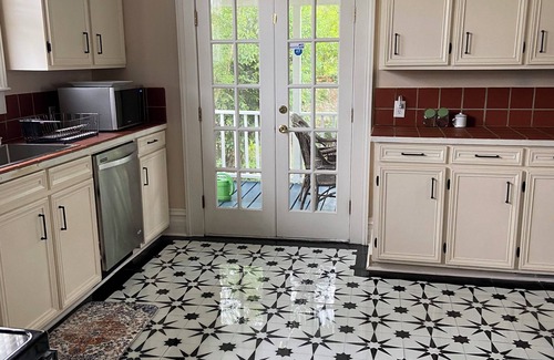 Selma House | Cozy 3 BR in Historical District with screened in porch. Newly remodeled.
