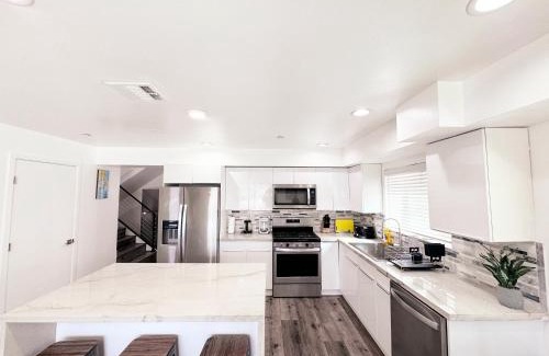 Mid City Apartment | Cozy 3 BR Townhouse with Balcony