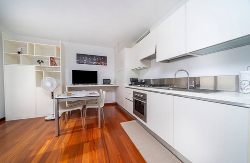 Udine Apartment | Cozy 38 sqm apartment for 2 people, located near the Porta di Aquileia in Udine. It features a reserved covered parking space for guests, offering comfort and convenience. The area is rich in history and charm, just steps away from Udine's historic cente