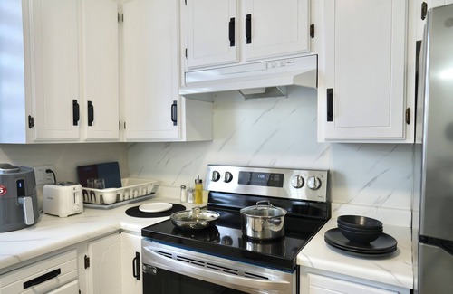 Knight House | Cozy 3B Home in Prime Location w/2 Free Parking