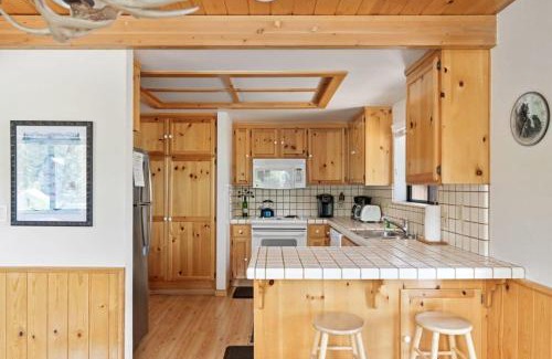 Tahoe Vista House | Cozy 3BDR - 1 Minute to the Beach!