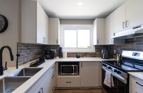 Cornwall House | Cozy 3BDR With Amenities+