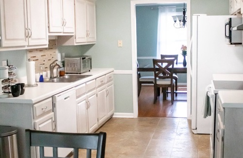 Anniston House | Cozy 3BR, 2 bath retreat with fire pit, pet friendly, 18 miles from Talladega!