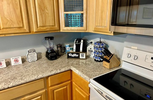 Gainesville House | Cozy 3BR/3BA Gainesville Getaway w/Parking