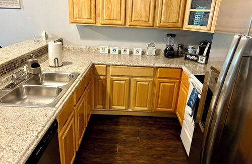 Gainesville House | Cozy 3BR/3BA Gainesville Getaway w/Parking