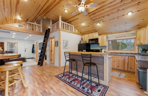 Spring Grove House | Cozy 3BR Cabin with Hot Tub on Nippersink Creek