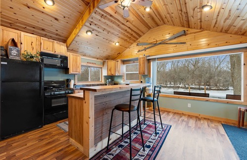 Spring Grove House | Cozy 3BR Cabin with Hot Tub on Nippersink Creek