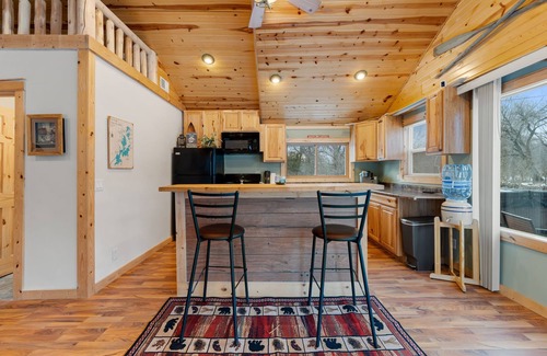 Spring Grove House | Cozy 3BR Cabin with Hot Tub on Nippersink Creek