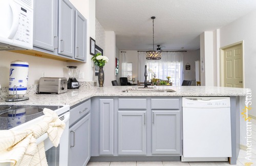 Sunset Lakes House | Cozy 3BR Family Resort Home Private Pool & BBQ!