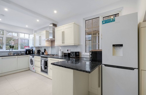 Preston House | Cozy 3BR Family Retreat | Secluded Garden Near Wembley Stadium