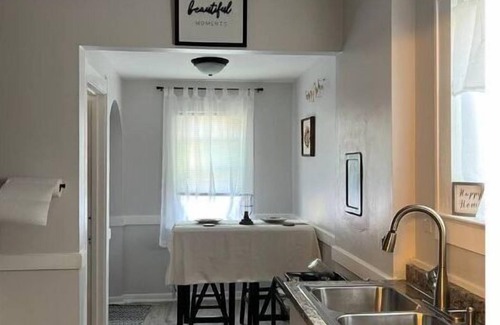 Bedford House | Cozy 3BR farmhouse retreat with fenced back yard