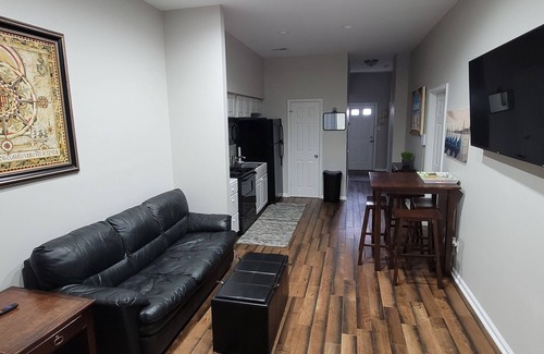 Hampton House | Cozy 3BR Full Kitchen In-Unit Laundry