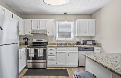 Toddville Road House | Cozy 3BR Gem with Home Theater near Uptown & Airport