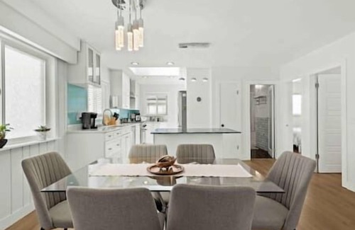 Knight House | Cozy 3BR Holiday Retreat 1 Free Parking AC King BD