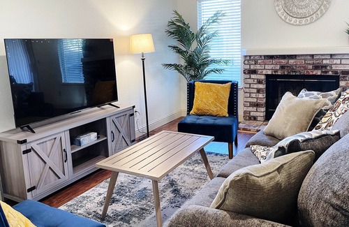 Elk Grove House | Cozy 3Br home <5 mins to HWY 99