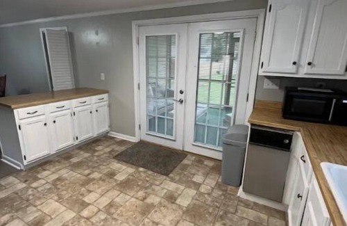 Stollings House | Cozy 3BR home close to trails.