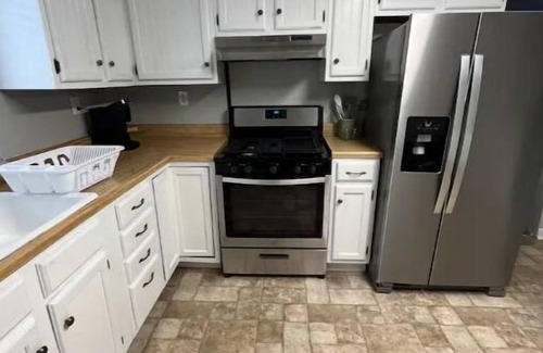 Stollings House | Cozy 3BR home close to trails.