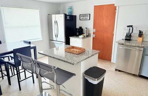 Westside House | Cozy 3BR Home Downtown w/Backyard+Wi-Fi+Parking