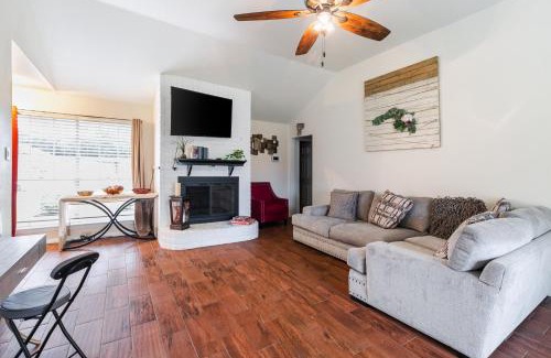 Dickinson House | Cozy 3BR Home Escape, Modern & Serene