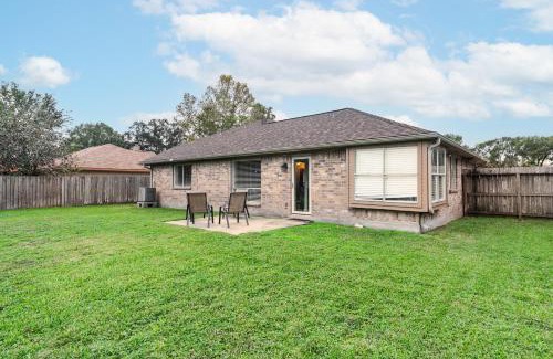 Dickinson House | Cozy 3BR Home Escape, Modern & Serene