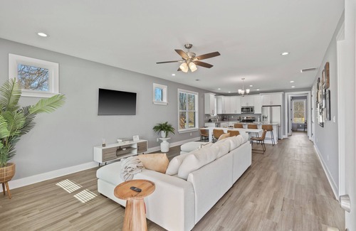 Vollintine-Evergreen House | Cozy 3BR Home - Fire Pit & Gated Parking in Midtown - Near Rhodes College & Zoo