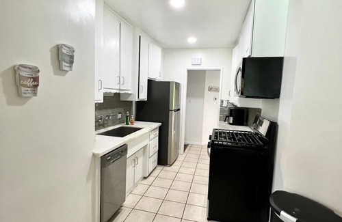 Lake Balboa House | Cozy 3BR Home W/Pool, Yard, Garage, & 80" TV!