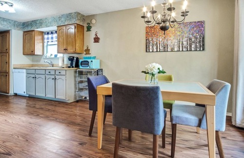 Southwest Arlington House | Cozy 3BR Kid & Dog Friendly Home In Central Location! by RedAwning