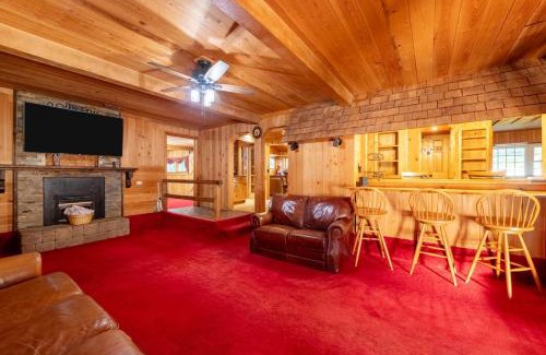 Skippers House | Cozy 3BR Lake House Firepit Pier Pet-Friendly