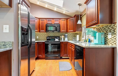 Livingston House | Cozy 3Br Lake Retreat with Backyard & Fire Pit