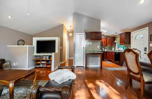 Livingston House | Cozy 3Br Lake Retreat with Backyard & Fire Pit