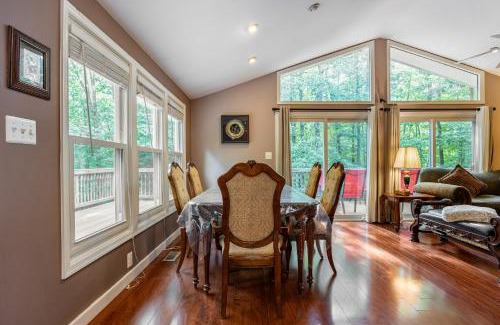 Livingston House | Cozy 3Br Lake Retreat with BBQ & Fire Pit
