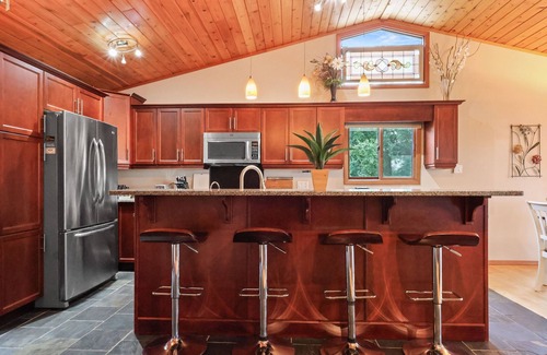 Manitoba Cottage | Cozy 3BR Lakefront Retreat Featuring Sauna, Hot Tub, Kayaks