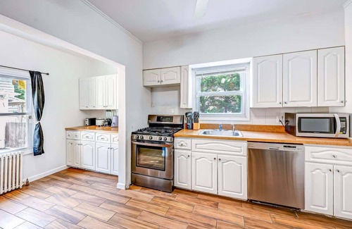 Huntington House | Cozy 3BR Near Huntington's Nightlife & Beach