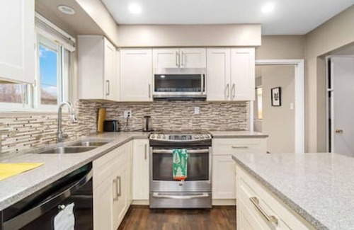 Central Lonsdale House | Cozy 3BR Retreat in North Van!