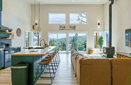 Worley House | Cozy 3BR Retreat w/Lake Access, Deck, BBQ and Golf Cart for 11 guests