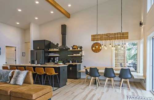 Worley House | Cozy 3BR Retreat w/Lake Access, Deck, BBQ and Golf Cart for 11 guests