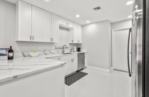 Florida Ridge House | Cozy 3BR Vero Beach Retreat 10 Mins to Beaches. Early Check-In & Late Check-Out!