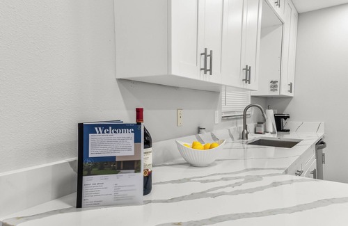 Florida Ridge House | Cozy 3BR Vero Beach Retreat 10 Mins to Beaches. Early Check-In & Late Check-Out!