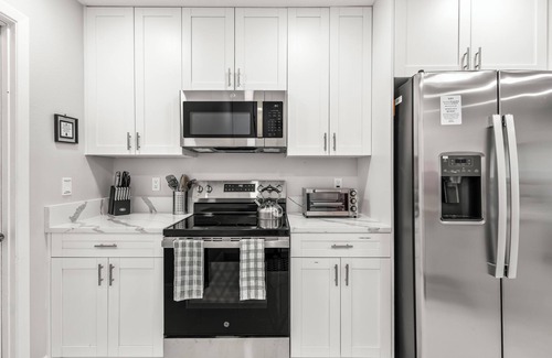 Florida Ridge House | Cozy 3BR Vero Beach Retreat 10 Mins to Beaches. Early Check-In & Late Check-Out!