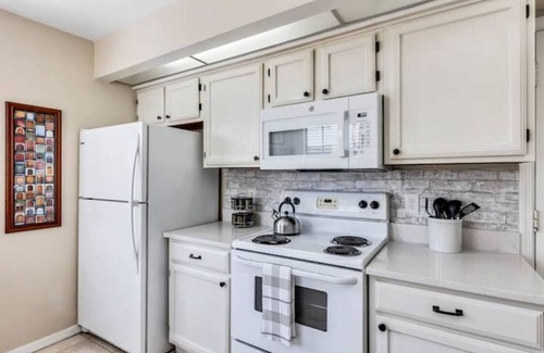 Sanford House | Cozy 4/2, Pool, Game & Bunk Room, 5* Location