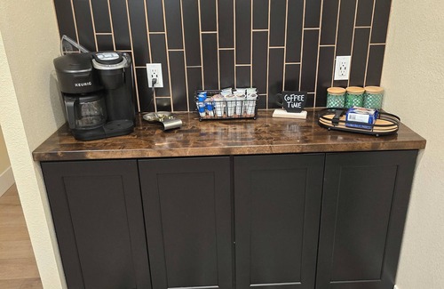 Needles House | Cozy 4 bdrm. 5 minutes from the Colorado River. Family Friendly