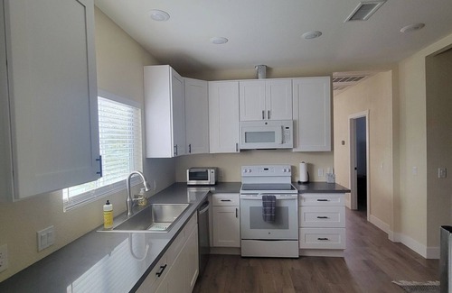 Needles House | Cozy 4 bdrm. 5 minutes from the Colorado River. Family Friendly