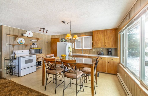 Coolin Cabin | Cozy 4 BDRM Beach Cottage on the Water at Sherwood Beach