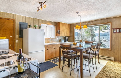 Coolin Cabin | Cozy 4 BDRM Beach Cottage on the Water at Sherwood Beach